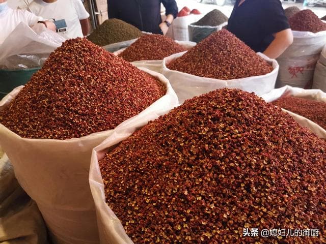 花椒和辣椒在卤水中的应用属于双重身份，即...
