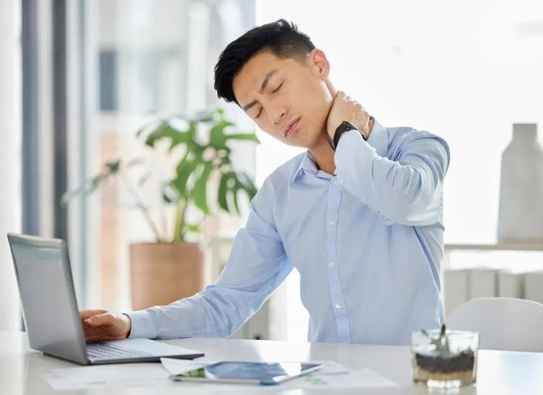 几乎人人中招3个的伤颈椎姿势，来看看如何预防避免