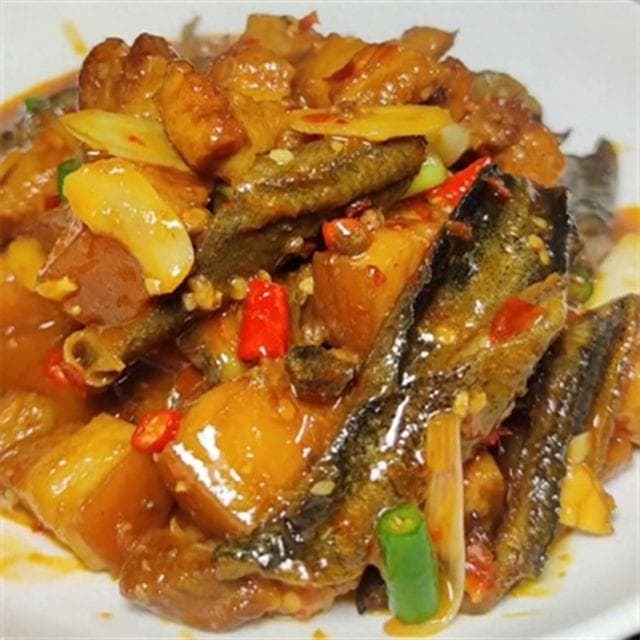 红烧肉烧黄鳝制作攻略：猪肉醇厚配黄鳝鲜美，烹饪步骤详解