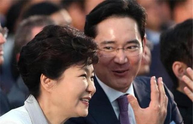 朴槿惠的一生：从韩国首位女总统到身陷囹圄