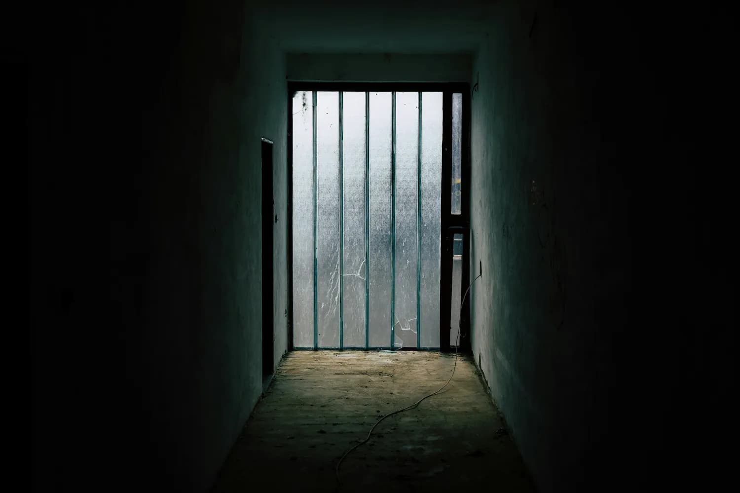 被困电梯怎么办？幽闭恐惧症自救指南