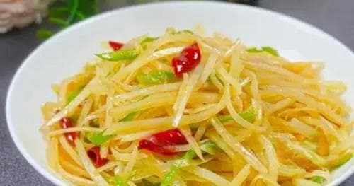 炒土豆丝，要不要焯水？教你正确做法，出锅酸辣爽脆，还不会粘锅