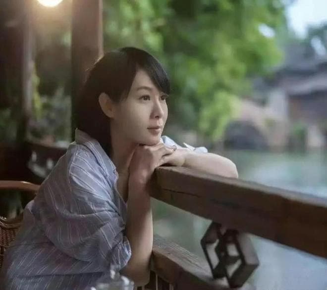 刘若英：岁月沉淀下的优雅与幸福，55岁的她活出了自己的精彩