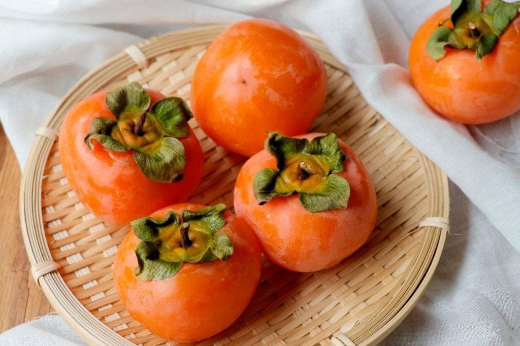 柿子功效与禁忌：中医解析两类产品不宜食用，搭配食物需谨慎
