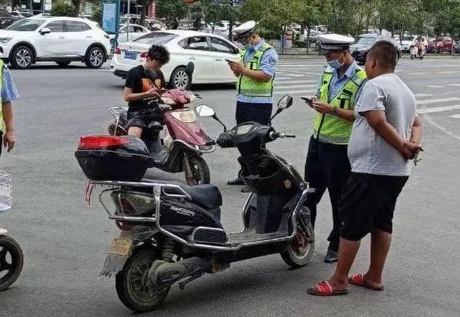 2025年电动车上路新规：这4类电动车合法骑行，但要注意这5种行为