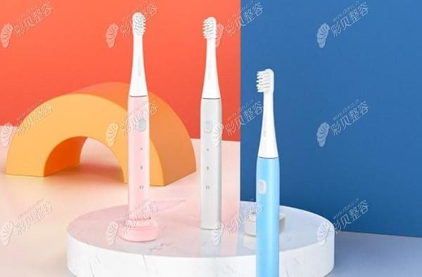 电动牙刷示范巴氏刷牙法的正确步骤,这个方法你确定不来学习？