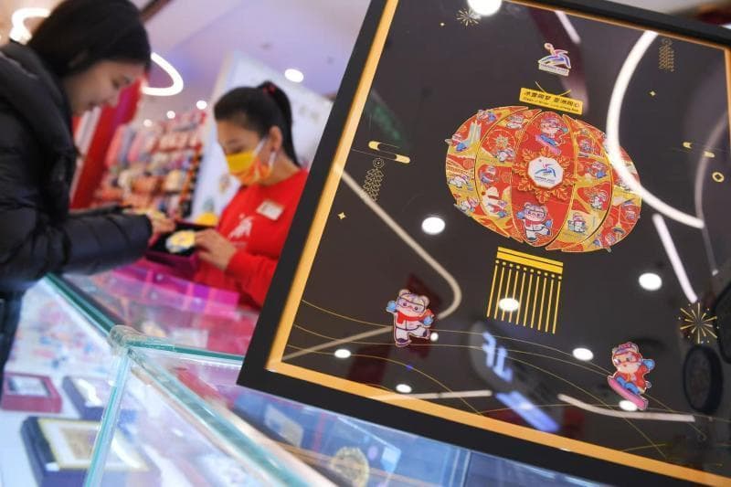 哈尔滨亚冬会将开幕 特许商品“燃”起冰雪热潮