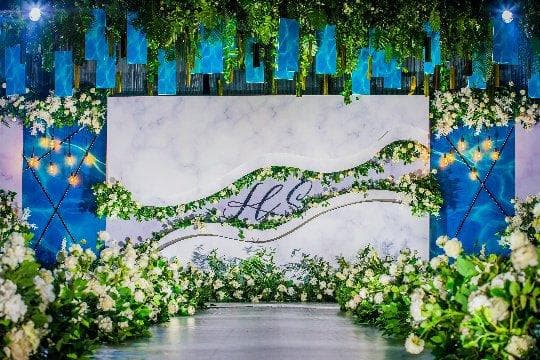 蓝绿色婚礼布置：简约与自然的浪漫交融