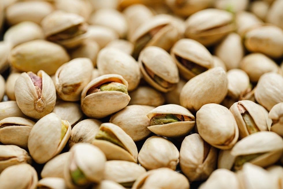 10种高热量食物的健康指南：从开心果到芝麻酱，营养专家推荐的食用量