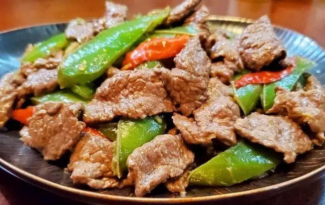 牛肉为何一炒就老？学会3招，牛肉又嫩又滑不塞牙，没腥味