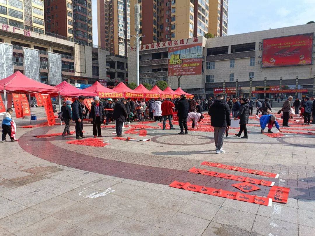 春联：春节必备的对联艺术，贴春联的习俗与讲究