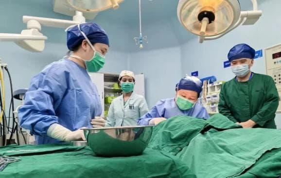 96岁老人面部恶性肿瘤在同仁医院切除