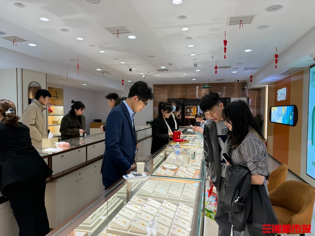 黄金价格又创新高，消费者心态两极分化