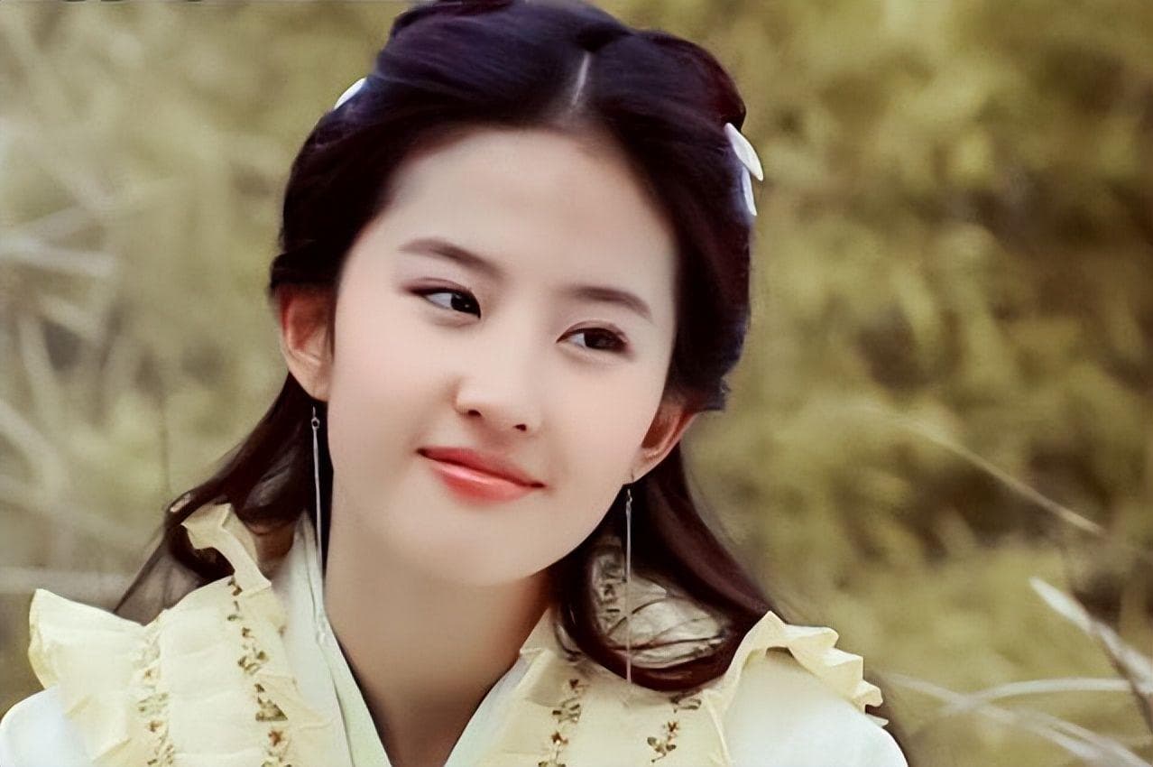 “普通长相”的刘亦菲，为何能成为娱乐圈的“女神”？