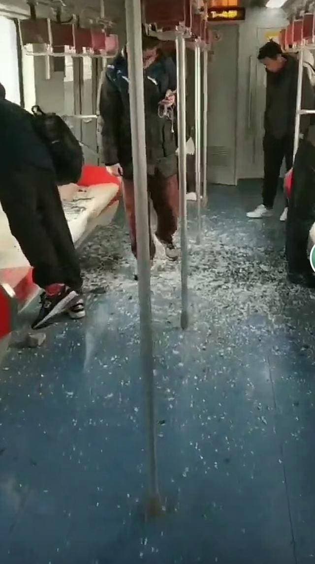塔吊施工侵入上海11号线，列车受损，敲响安全生产的警钟