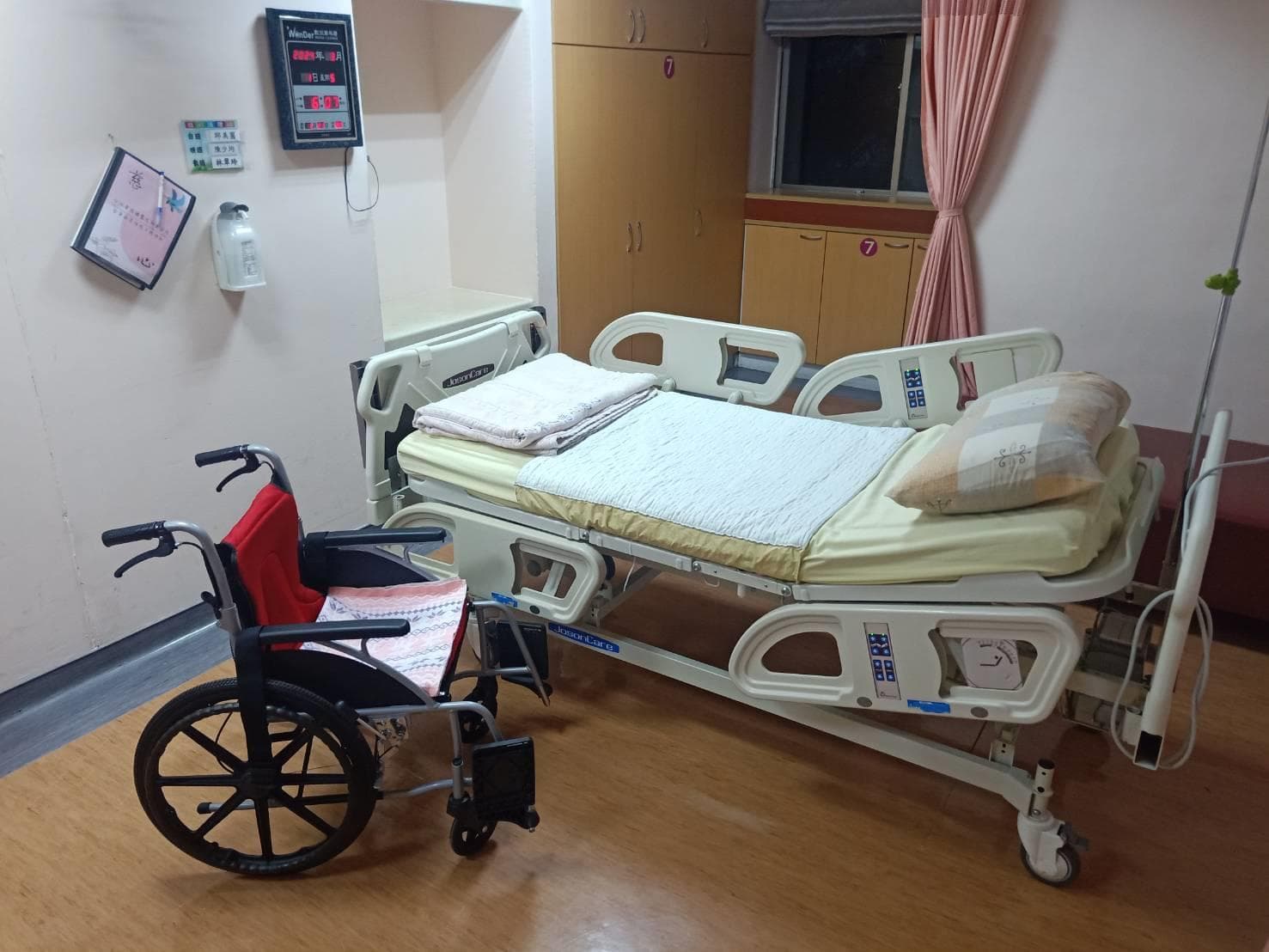 协助病人下床坐轮椅的正确方法