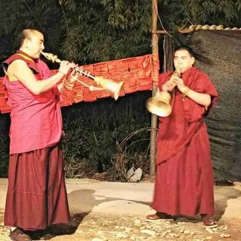 佛教中的"上师"：释义、法统与真正上师的功德
