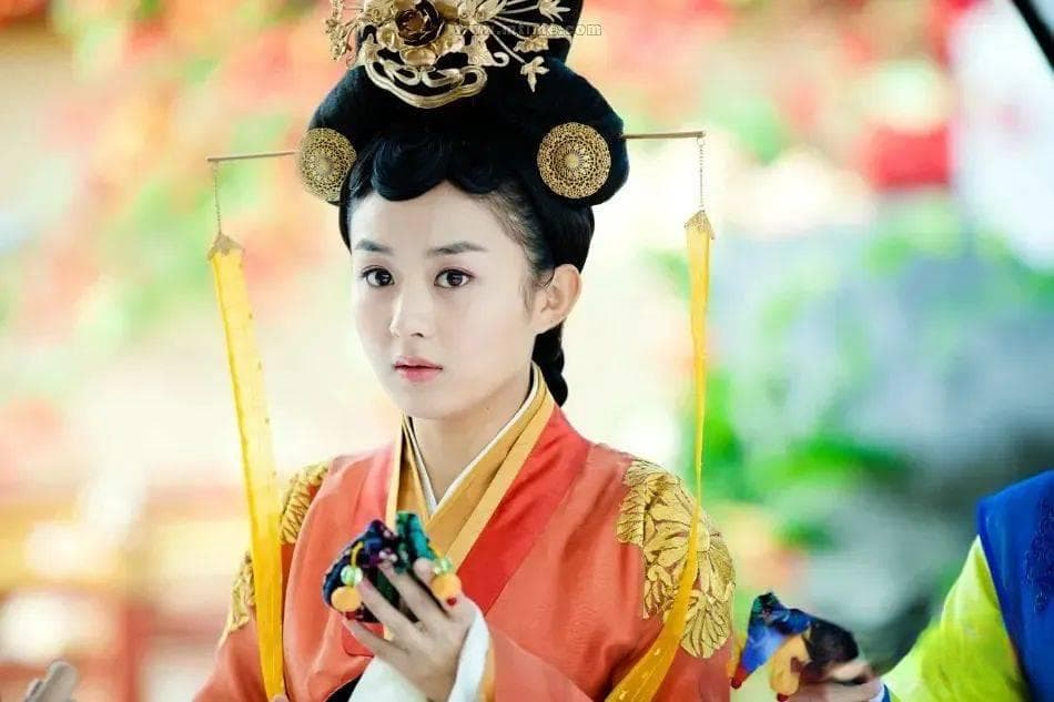 两度提名百花奖，赵丽颖用坚韧精神克服外貌质疑
