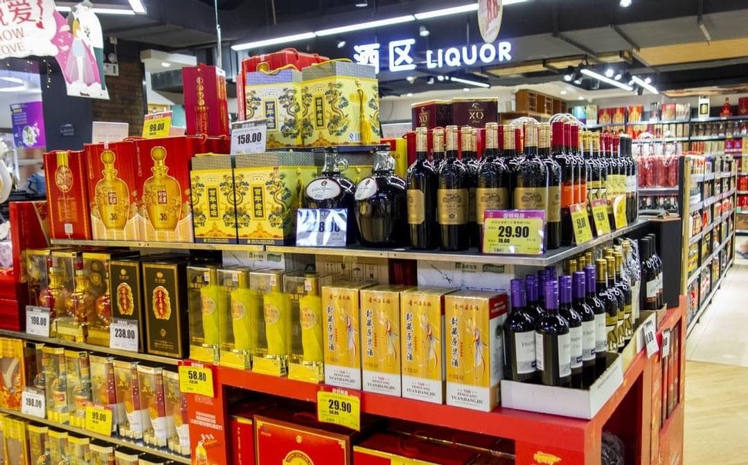 买白酒的时候，注意瓶身上的这行字，立刻知道白酒是真是假