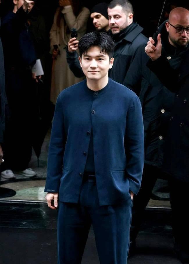 樊振东米兰时装周首秀：与Armani老爷子亲切互动，展现中国运动员时尚魅力