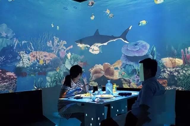 桌面互动投影技术让餐厅等餐变得有趣起来