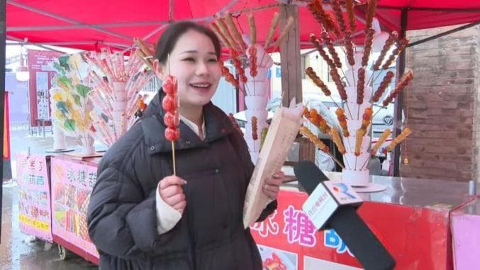吕公堡"糖墩儿节"上花样多 水果蔬菜海鲜......都能蘸成糖葫芦