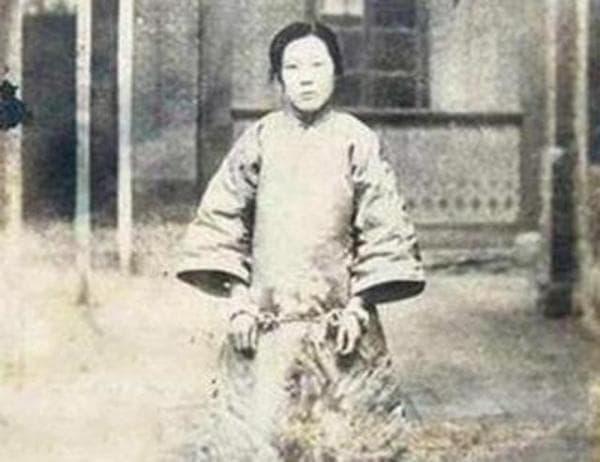 东北女匪首“驼龙”张淑贞：临行前身着丝绸似贵妇，高喊我不怕死
