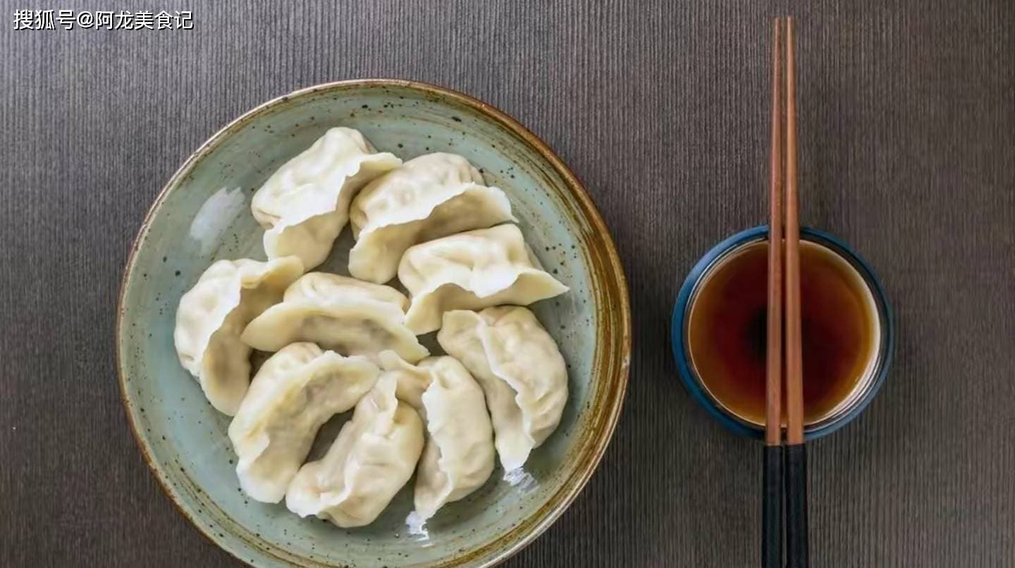煮饺子时，最忌直接下锅煮！牢记2个技巧，加1物，不破皮不开裂，鲜嫩多汁