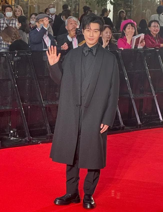 黄晓明东京电影节红毯造型惹争议，假发背后另有深意