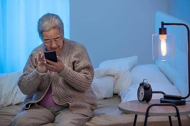 长期在睡前玩手机的人，会有什么后果？医生：或要承担这4种痛苦