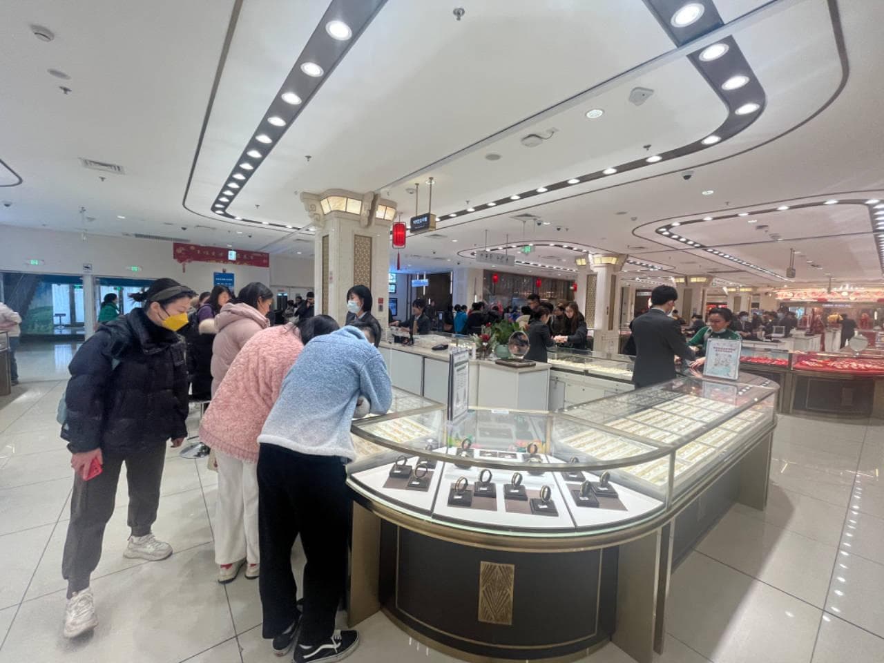 打折促销引关注 新年黄金市场消费热