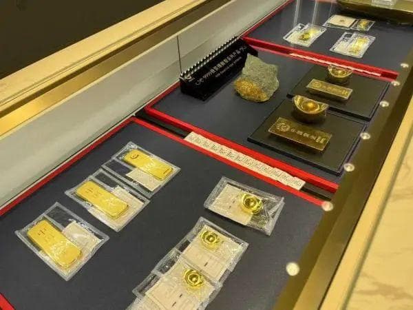 美联储降息预期推动金价创新高，专家提醒投资风险