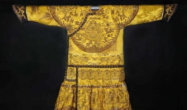 成都一袭汉服课堂科技有限责任公司：龙袍颜色并非一直是黄色，历史真相如何