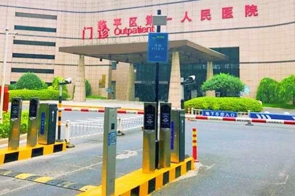 医院停车场如何快速找到空车位？医院室内停车场找车位技巧攻略