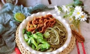 健康美味的蔬菜肉丝面（用新鲜食材，营养又美味）