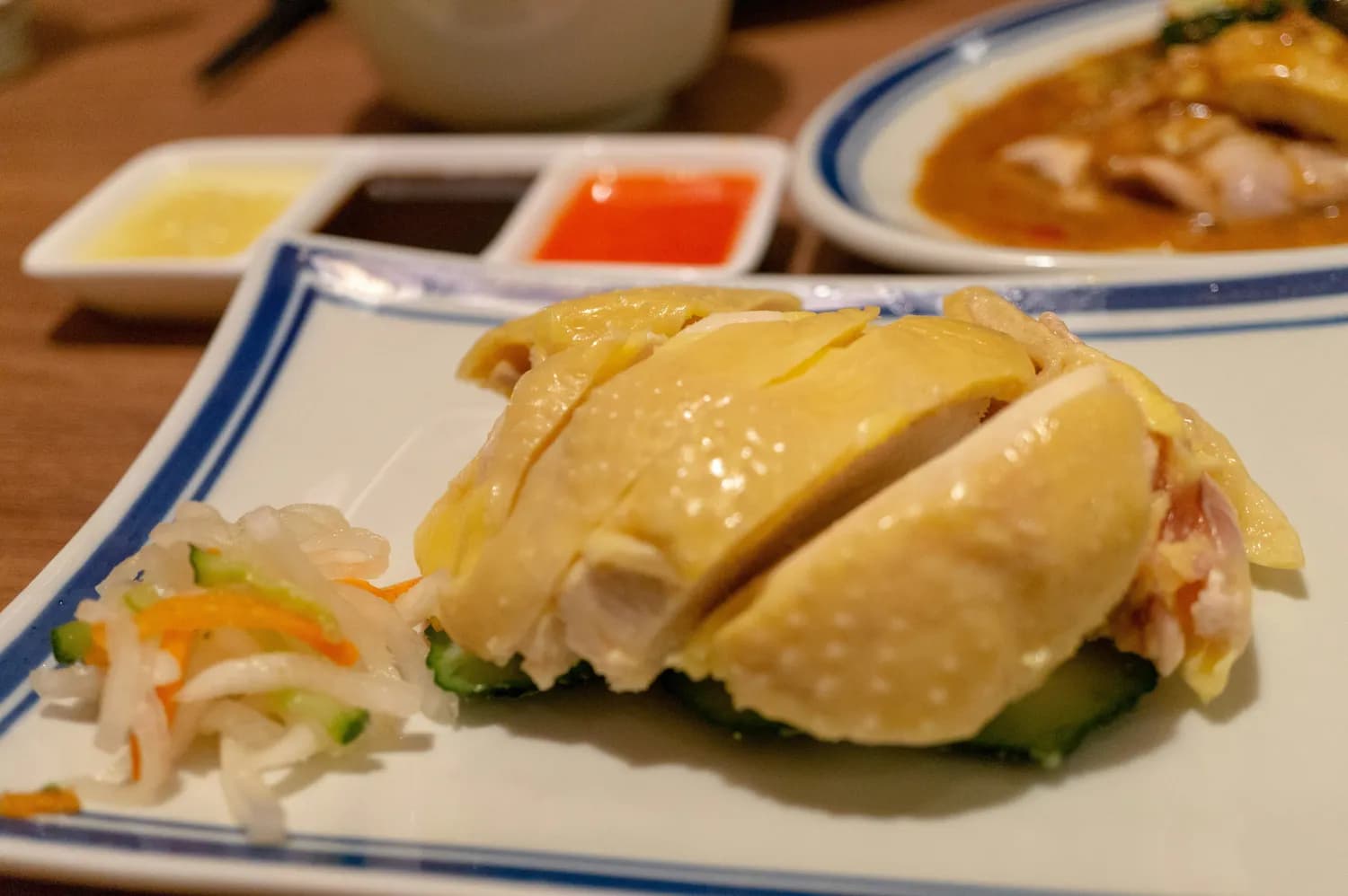 新加坡美食探店：海南鸡饭与辣椒蟹的传奇之旅