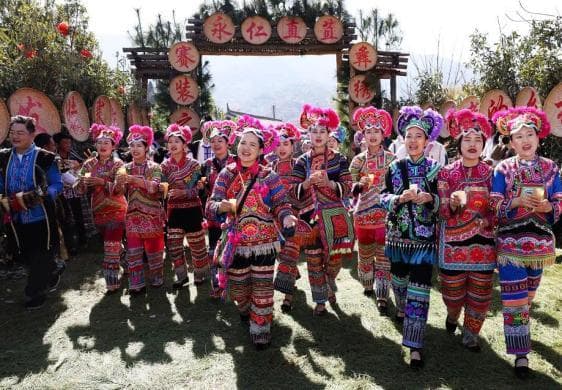 彝绣华服千年一赛！元宵节来永仁看“世界最古老的T台秀”