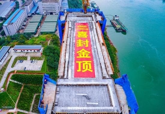 世界最大跨径公轨两用悬索桥主塔封顶，重庆黄桷沱长江大桥建设取得重大进展