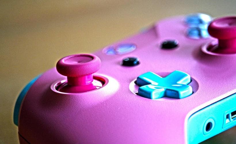 如何在Windows 10上启用Xbox手柄的振动功能？