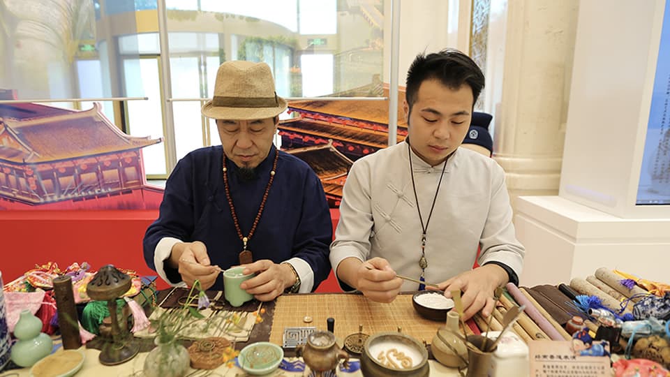 非遗传承古法制香：延续对香的尊重 对祖辈手艺的敬仰