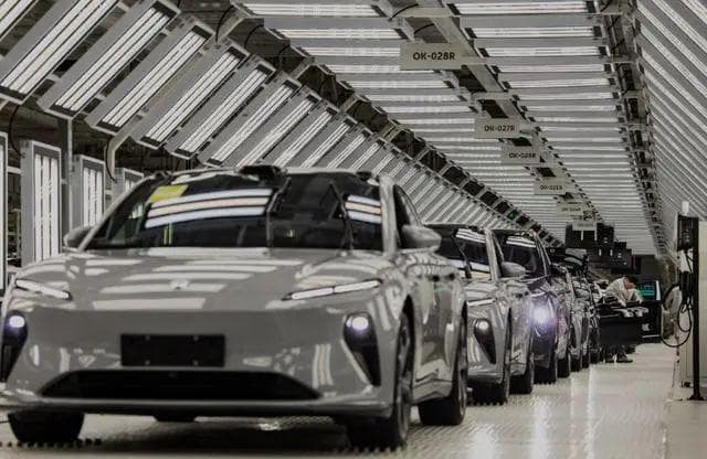 2025年中国电动汽车销量超传统汽车，行业迎来重大转折？