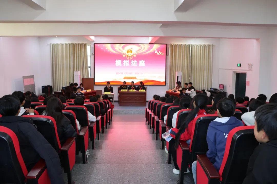 模拟法庭进校园，创新法治教育方式