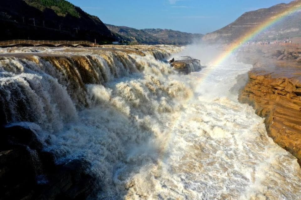 水位回落现清流，壶口瀑布映彩虹