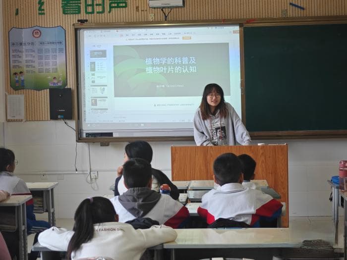 “00后”北京支教教师在草原上的三尺讲台