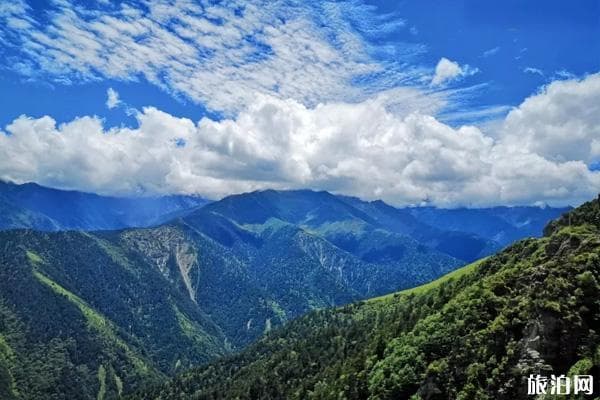 巴郎山：川西高原上的自然奇观与文化瑰宝 🌄