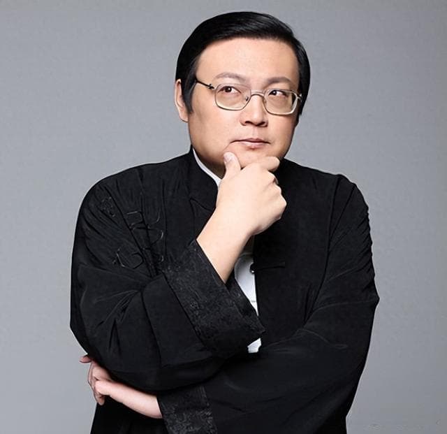 销声匿迹8年多，“一代铁嘴”梁宏达，因口不择言今再无翻红可能