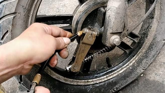电动车该选碟刹还是鼓刹？哪种刹车更安全？修车师傅来告诉你答案