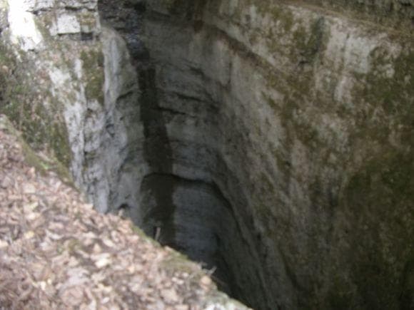 陕西汉中现百米天坑群，地下河系展现地质奇观