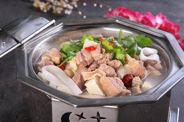 白芷和羊肉是绝配，去腥膻还增香，做法简单实用，温暖脾胃