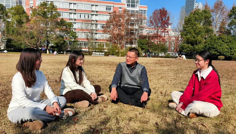 高校辅导员如何一口气回答几百个学生问题？杭电研发AI助手，为老师减负